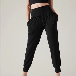 Athleta Salutation Crop Jogger M/T